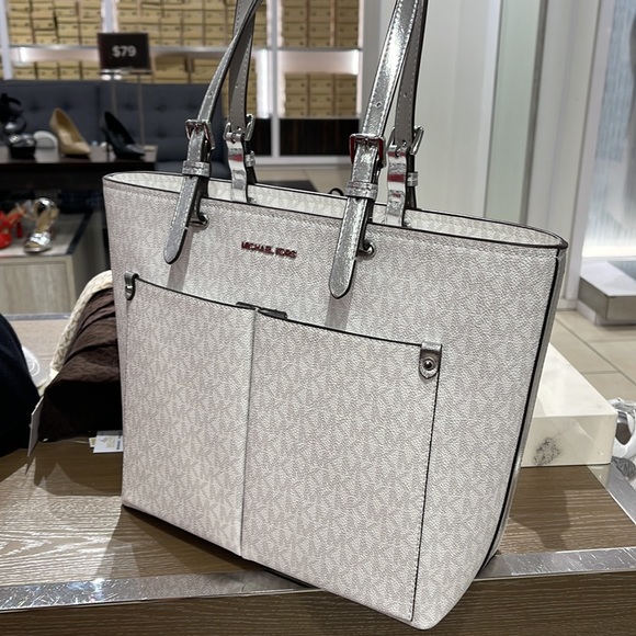 MICHAEL KORS OUTLET
Jet Set Medium Logo Pocket Tote Bag
Optic White/Silver 
NWT - Picture 2 of 16
